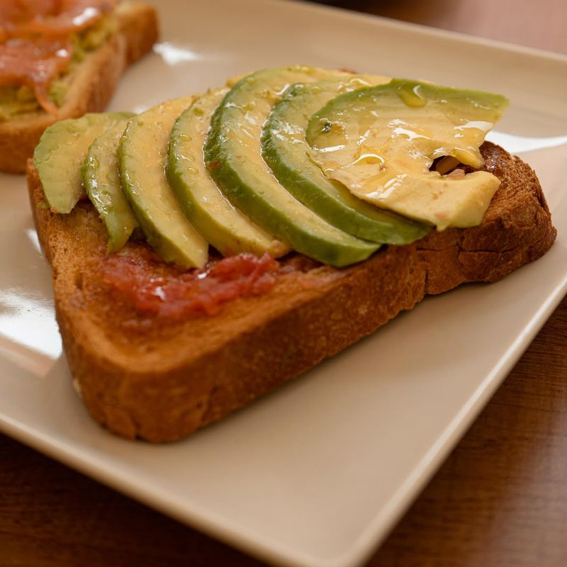 Tostada de aguacate con tomate